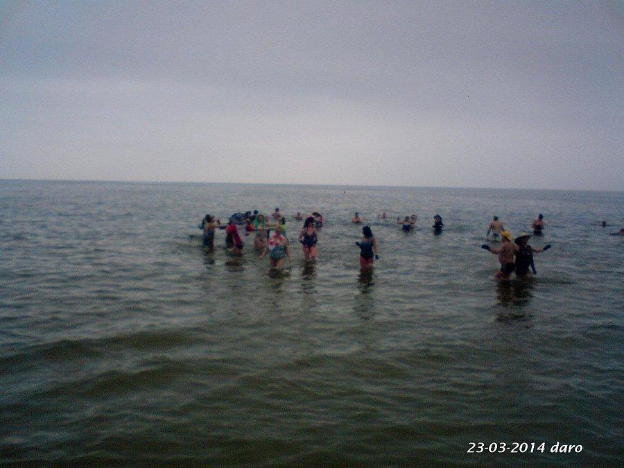 23-03-2014. Ostatnia kąpiel morsów w morzu w tym sezonie, zdjęcie zrobione z plaży w Stegnie, podczas niedzielne wycieczki rowerowej