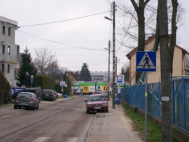 By pojechać tą uliczką na drugą stronę torów na Ulrychów