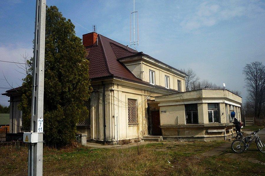 Budynek nieczynnego dworca w Tarczynie od drugiej strony