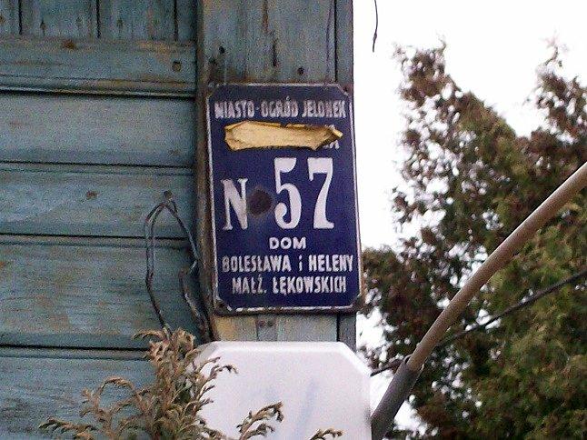 Oryginalna tabliczka na drewniaku z ulicy Stromej