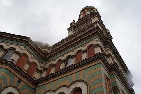 Cerkiew została zbudowana w stylu rosyjsko-bizantyjskim na planie ośmiokąta