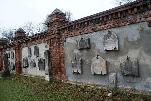 Mur okalający cmentarz żydowski w Łodzi