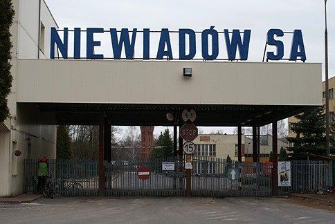 Przed bramą Fabryki Przyczep w Niewiadowie