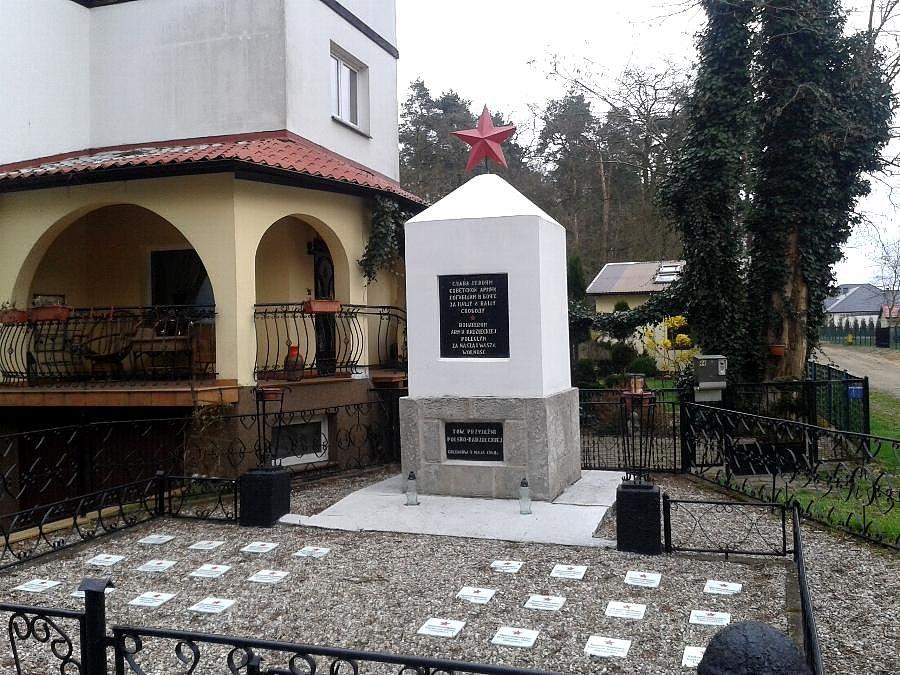 Pomnik z 1948 roku postawiony przez Tow.Przyjaźni Polsko - Radzieckiej