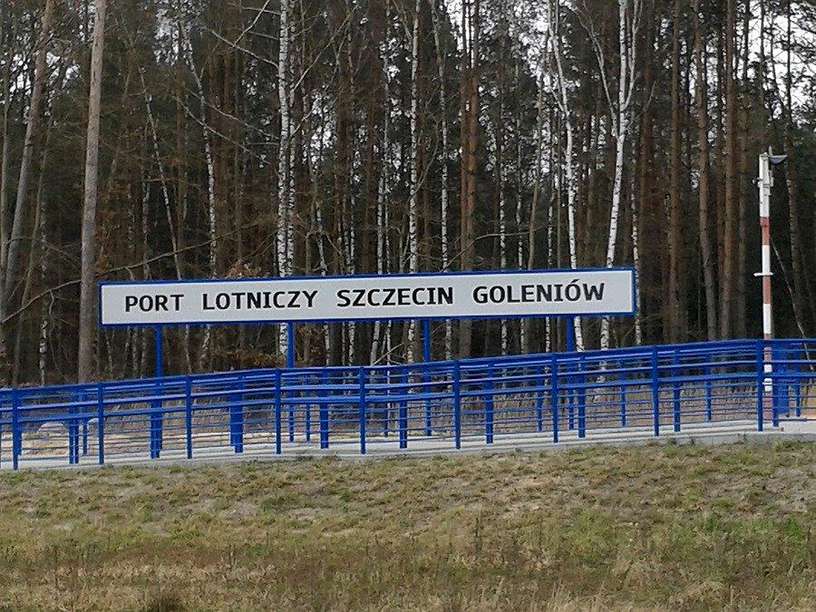 Port Lotniczy Szczecin Goleniów. - PKP