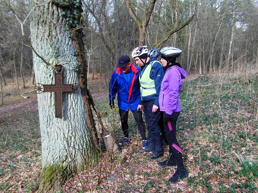 Stary cmentarz za grobowcem rodziny Palleske w Szpęgawsku