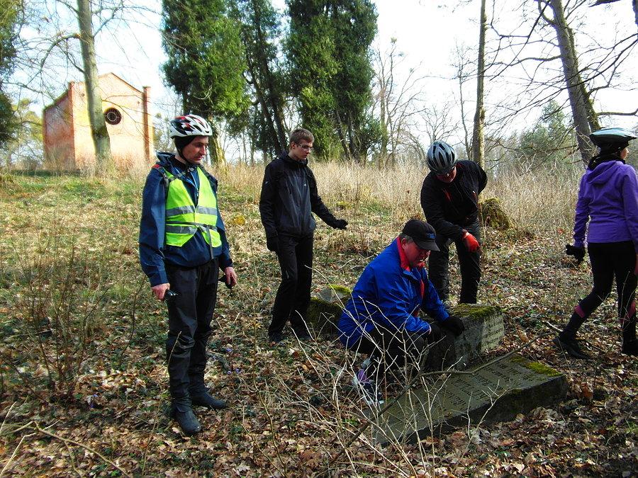 Stary cmentarz za grobowcem rodziny Palleske w Szpęgawsku