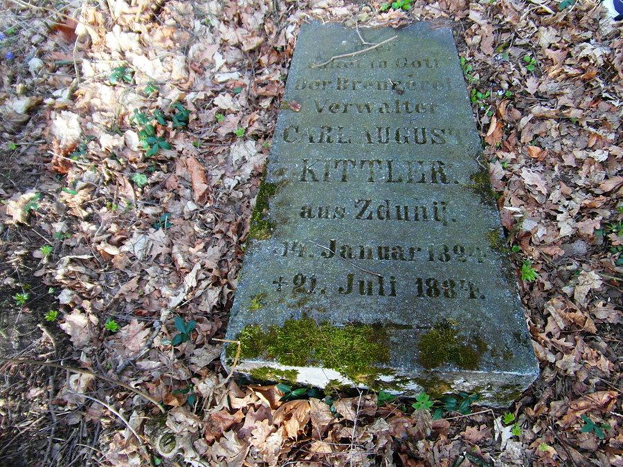 Stary cmentarz za grobowcem rodziny Palleske w Szpęgawsku