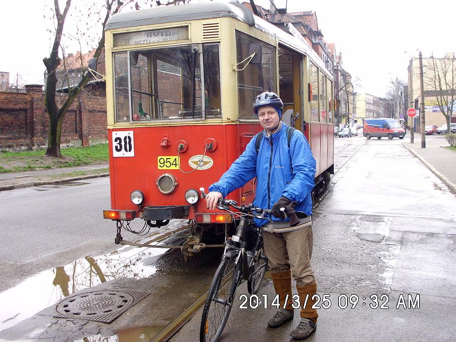 Bytom. Tramwaj nr 38 – między dwoma przystankami końcowymi są 3 przystanki pośrednie. W dni robocze po 3 kursy na godzinę w każdym kierunku. Linię obsługuje 1 wagon kursujący tam i z powrotem