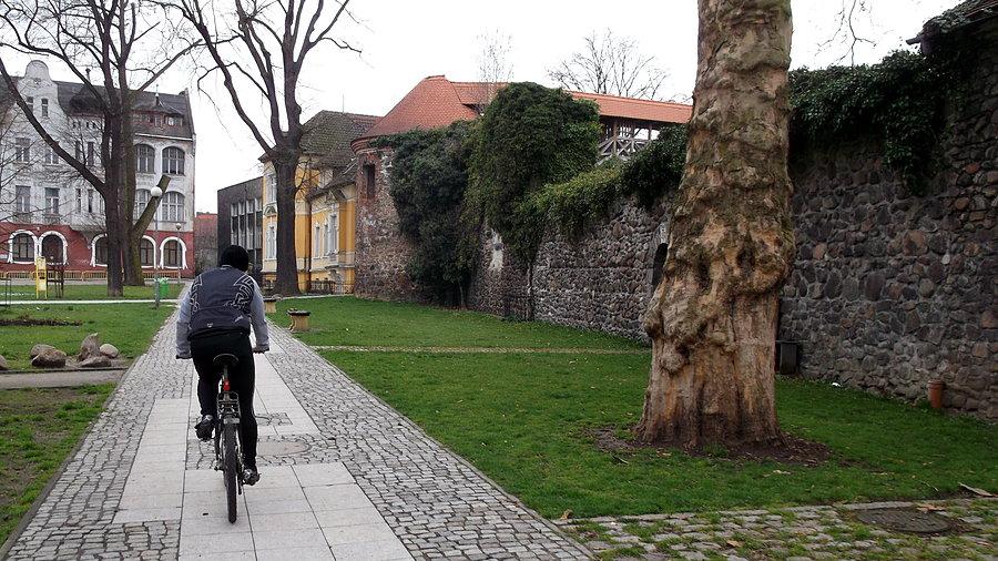 Zwiedzamy centrum Żar wprost z siodełka