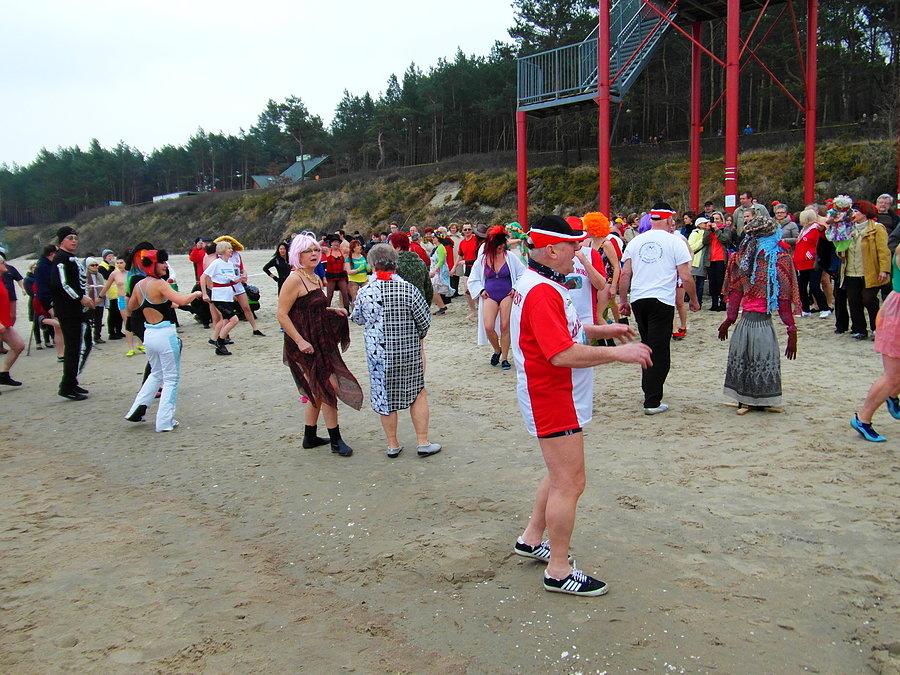 Rozgrzewka morsów na plaży w Stegnie