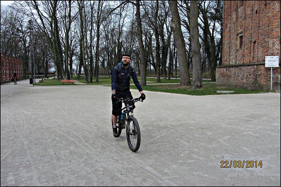 Przed pałacem Hatzfeldów w Żmigrodzie