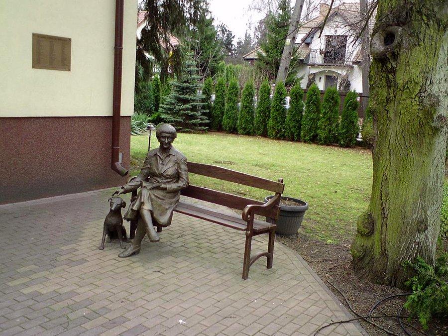 Ławeczka Marii Dąbrowskiej w Komorowie