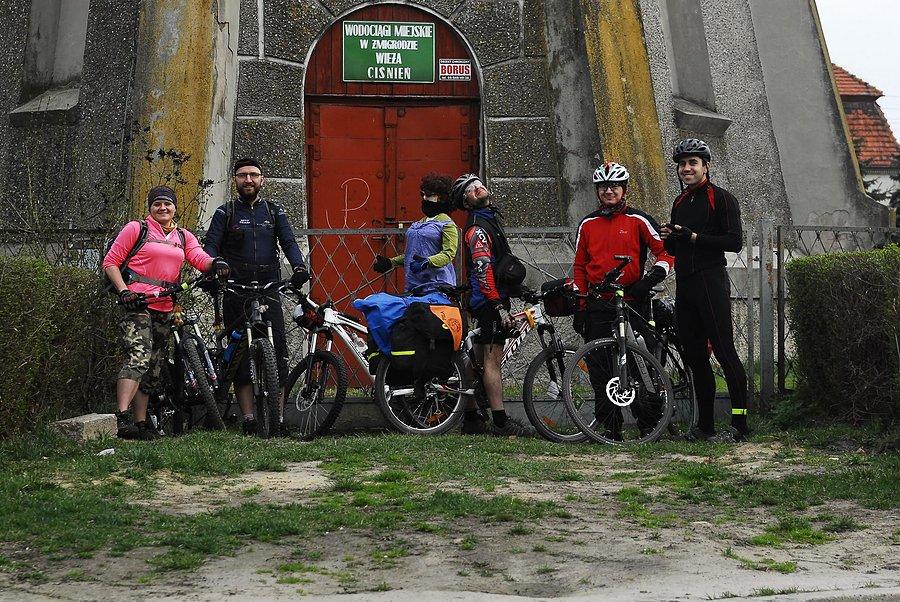 Zdjęcie grupowe pod wieżą ciśnieńw Żmgrodzie