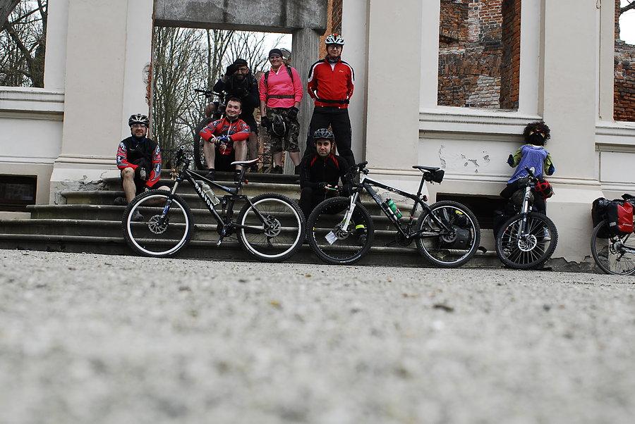 Zdjęcie grupowe pod Pałac Hatzfeldów z przypałacowym parkiem