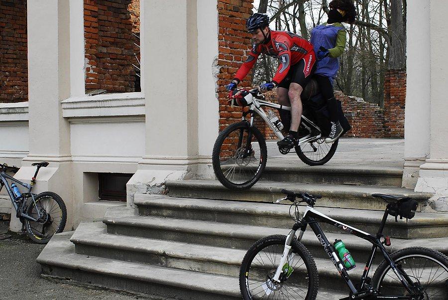 Wygłupy na schodach w wykonaniu Tomka