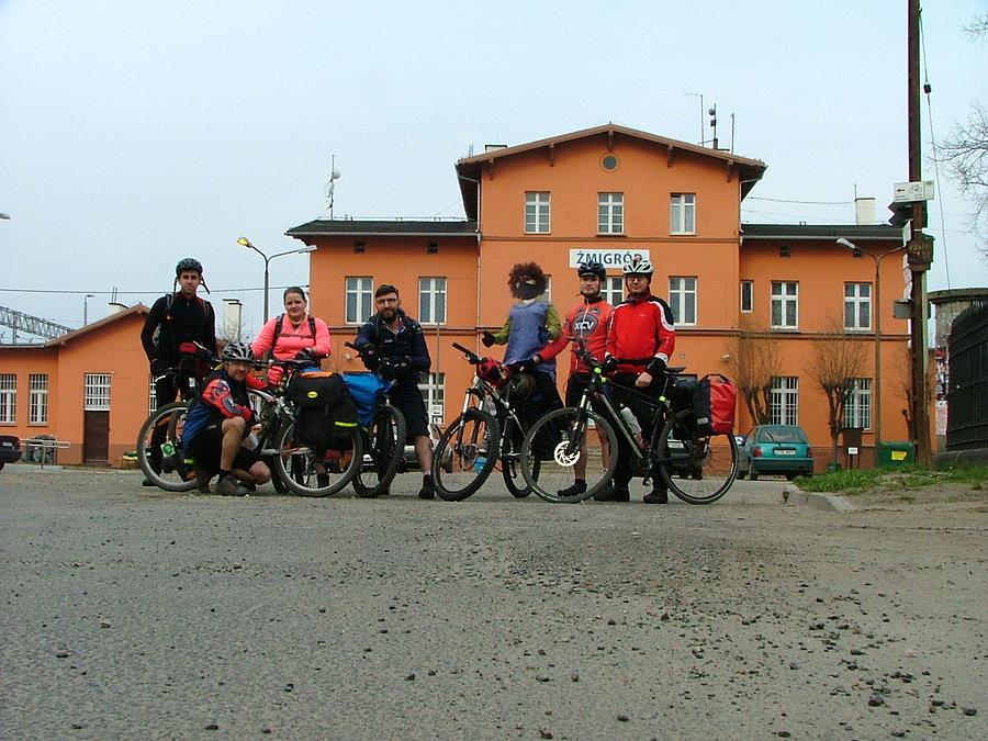 Zdjęcie grupowe w Żmigrodzie na tle PKP