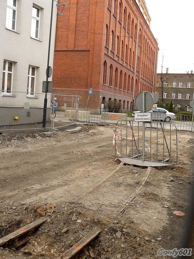 Na ul. Górnych Wałów pokazał się kolejny odcinek starych torów tramwajowych