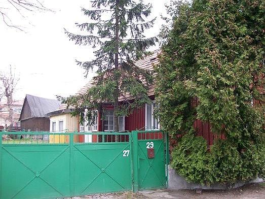 Posesja na Kokosowej 27/29- drewniany dom, stodoła, dom gospodarczy i nie wiem co jeszcze skryte za wysoką zieloną bramą