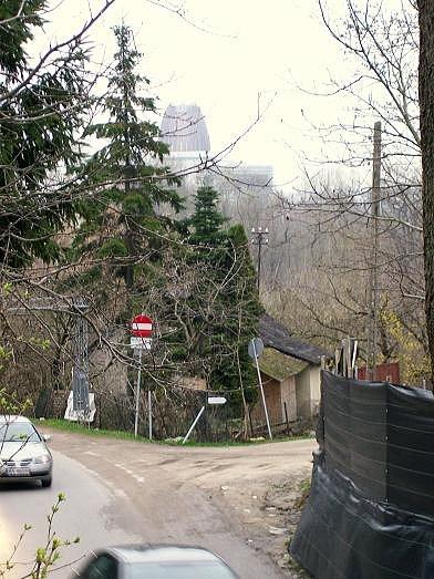 ... i majacząca za drzewami świątynia Opatrzności Bożej