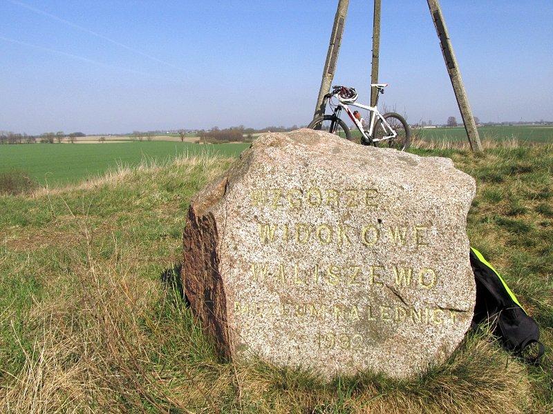 Pamiątkowy głaz na Wzgórzu Waliszewskim