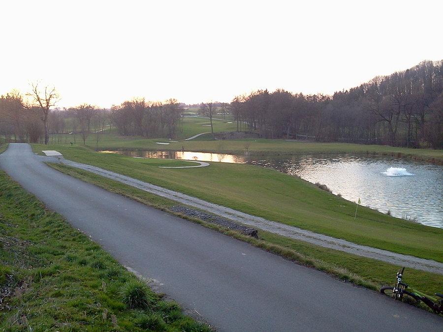Ropice, pola golfowe