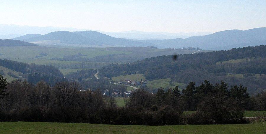 Z podjazdu na Przeł.Beskid - gdzieś tam za N.Polianką wije sie asfalt ze Zborova