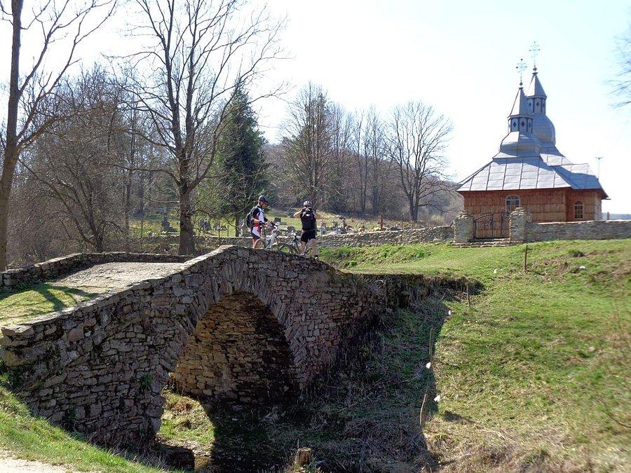 Most kamienny i Kościół