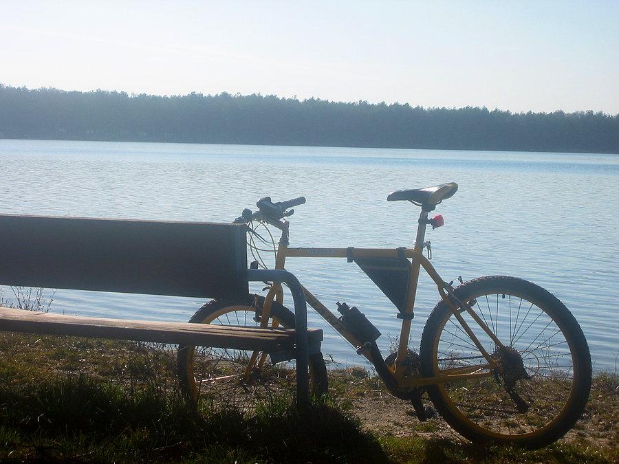 Wypoczywający rower nad jeziorem Firlej