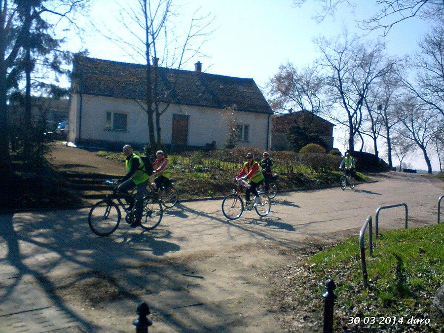 30-03-2014. Grupa Tczewskich rowerzystów na drodze, przy jeziorze Damaszka, podczas mojej niedzielnej wycieczki