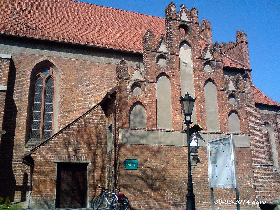 30-03-2014. Przy kościele p.w. Św. Michała Archanioła w Skarszewach. Obiekt sakralny z XIV wieku