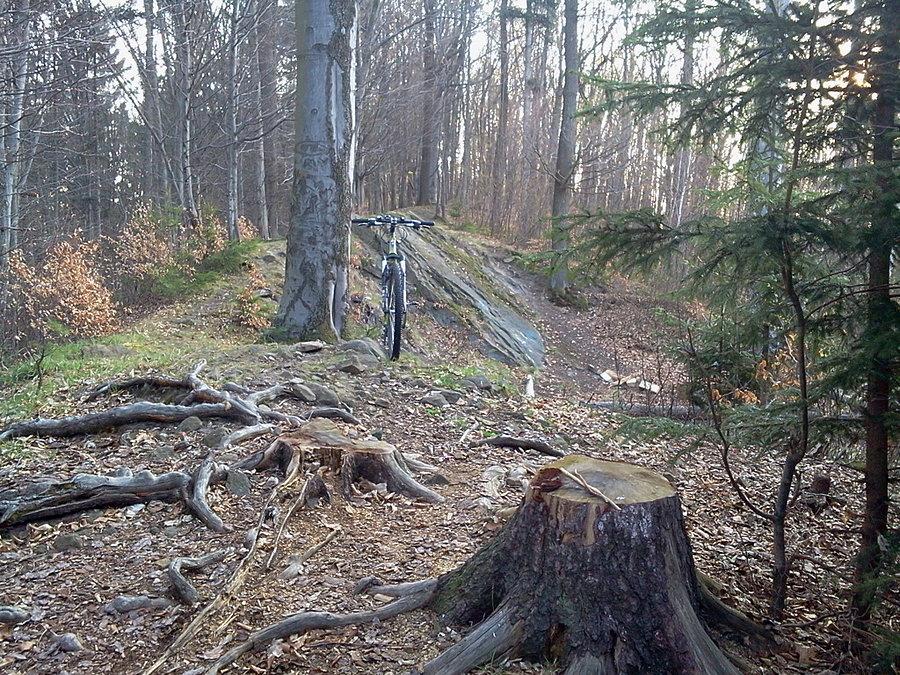 Poszukiwania gródka - skaliste wzgórze, ale to nie to
