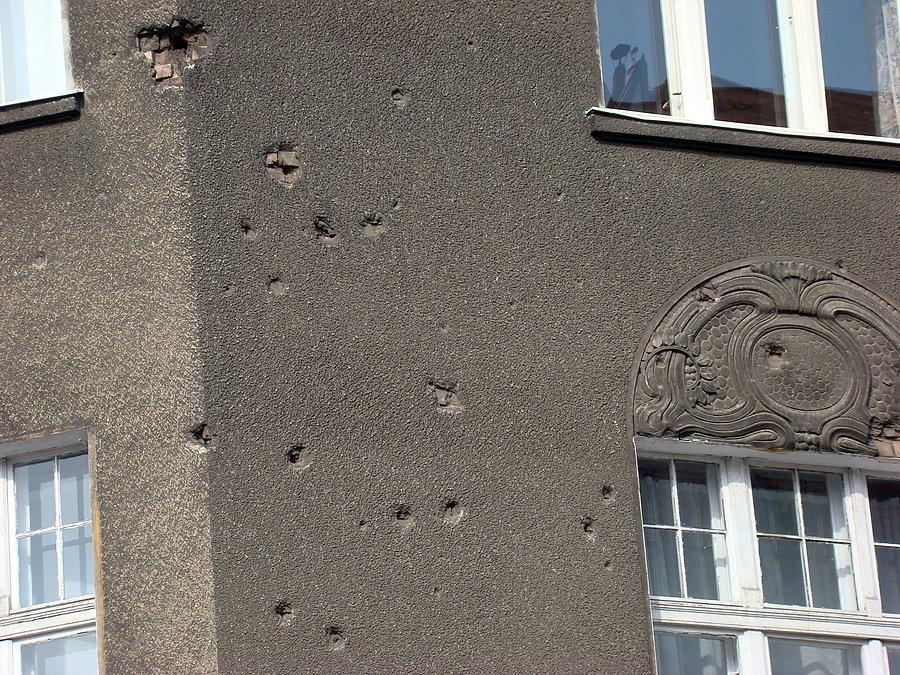 W drodze , z widokiem na pozostałości po wojnie