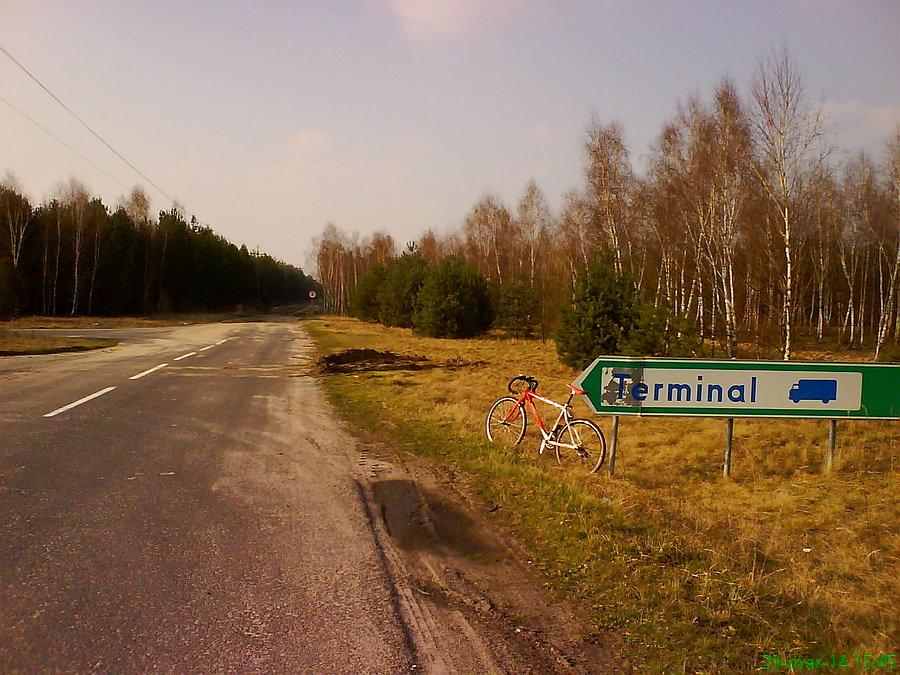 Zjazd do terminala. W tle, po lewej, nieoznakowany zjazd do nieistniejącego przejścia (zerwany most)