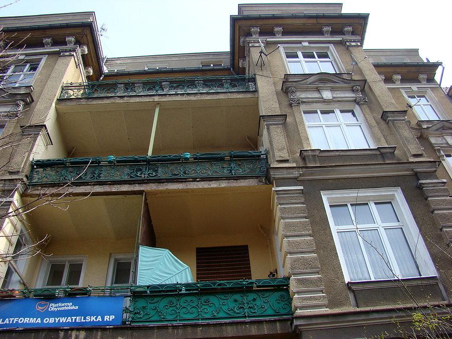Ul Wielkopolska 32 ale że kamienica jest narożna więc tablica jest od al.Papieża Jana Pawła II