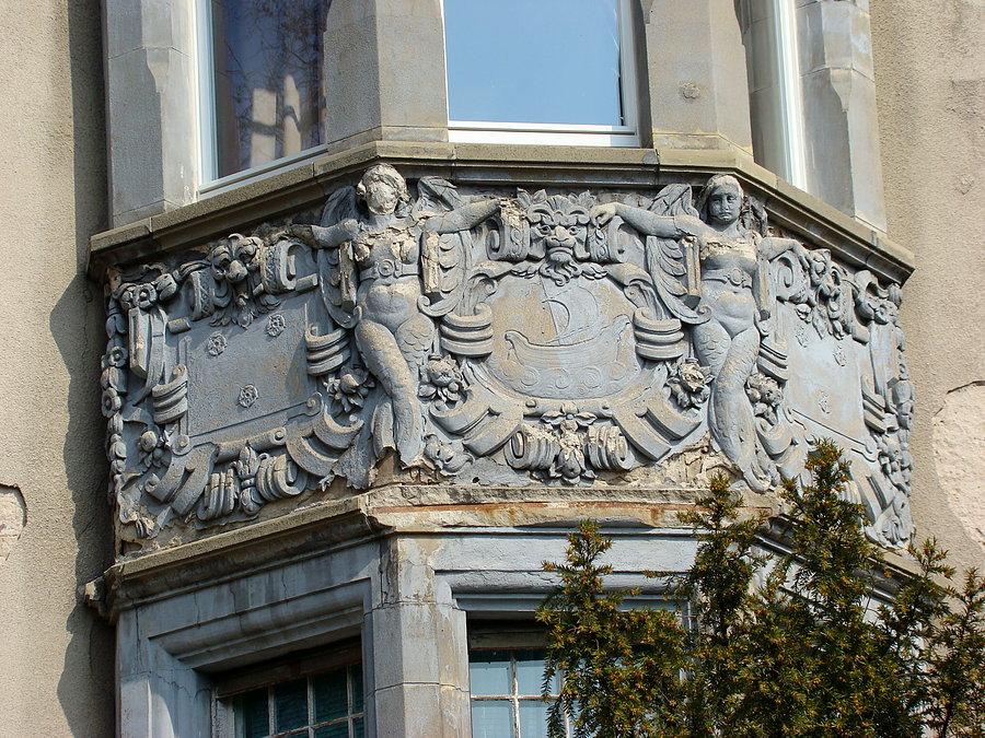 Bardzo zniszczone zdobienia