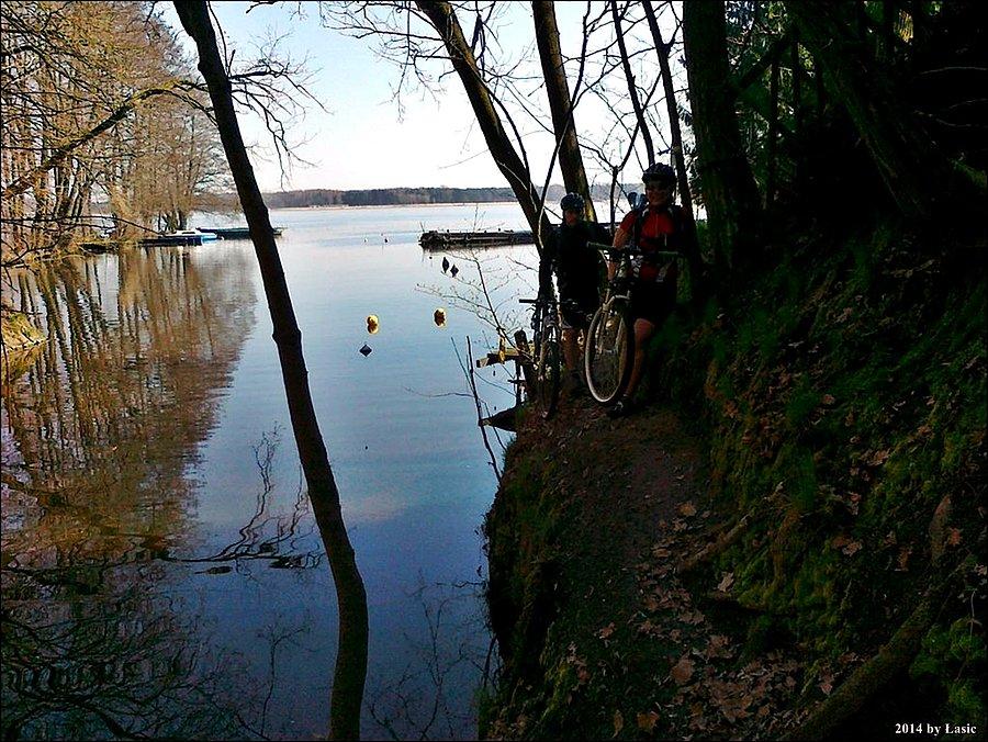 Gdzieś na terenie między jednostką wojskową a przystanią rower tzreba było ponosić :)