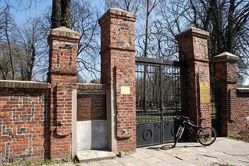 Przed główną bramą kirkutu piotrkowskiego