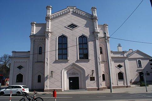 W byłej piotrkowskiej synagodze znajduje się dzisiaj biblioteka miejska, strasznie ciekawa jestem jej wnętrza