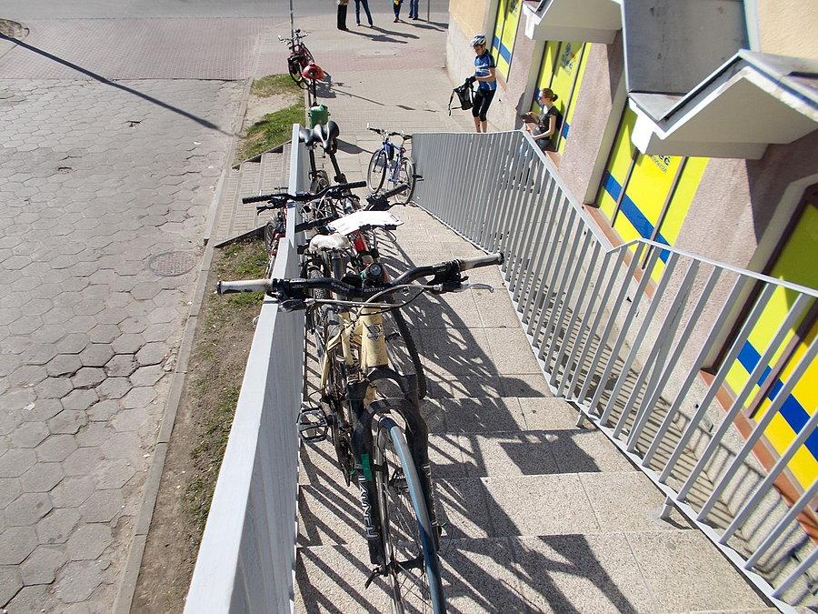 Spontaniczny, schodowy parking rowerowy