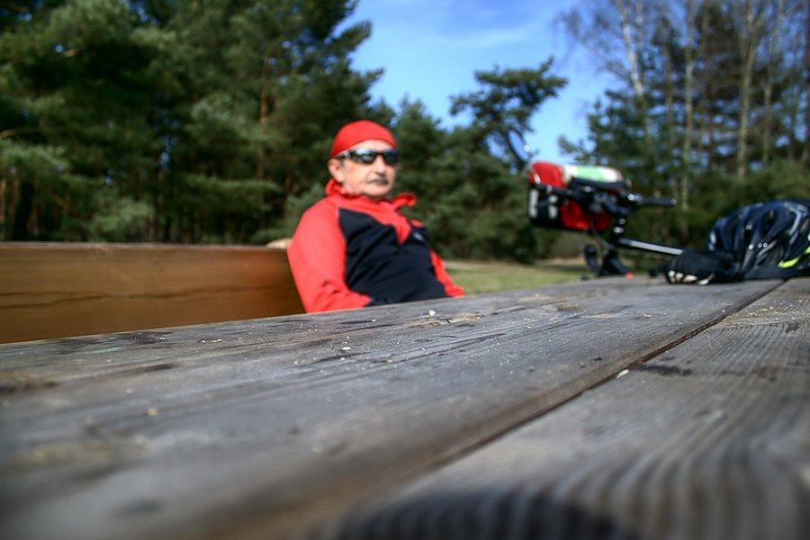 Stół na pierwszym planie, ja tylko w tle :D