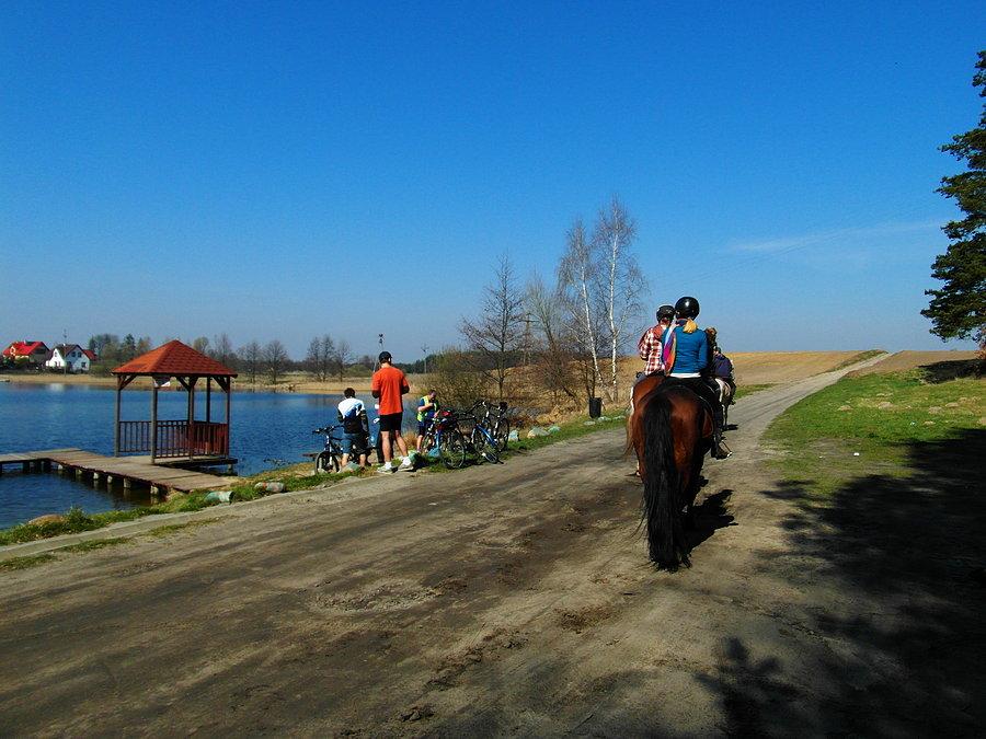 Odpoczynek nad jeziorkiem w Trzcińsku
