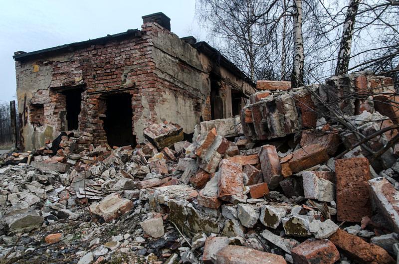 Niewiele zostało po zabudowaniach przy boisku kolejarza w Piotrowicach