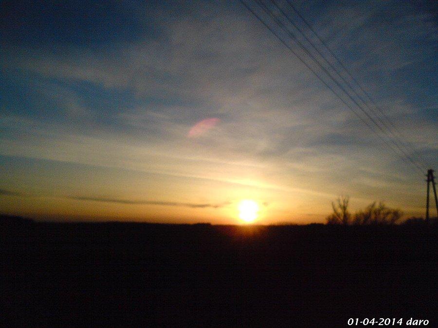 01-04-2014. Piękny zachód słońca widziany wieczorem z miejscowości Małżewo, podczas wycieczki rowerowej po Kociewiu