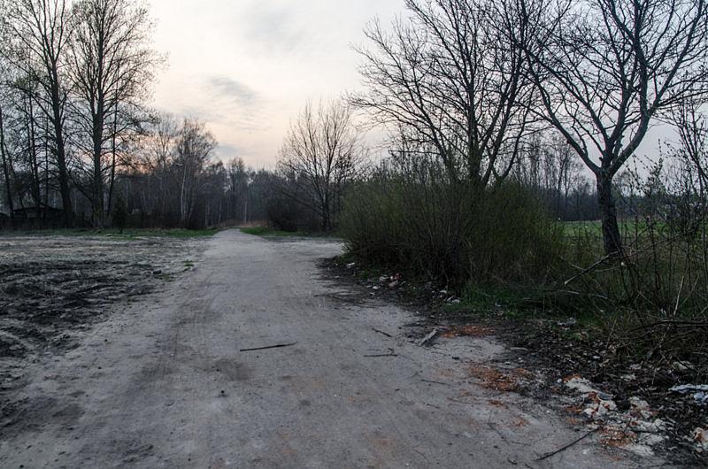 Ścieżka tuż przy boisku kolejarza