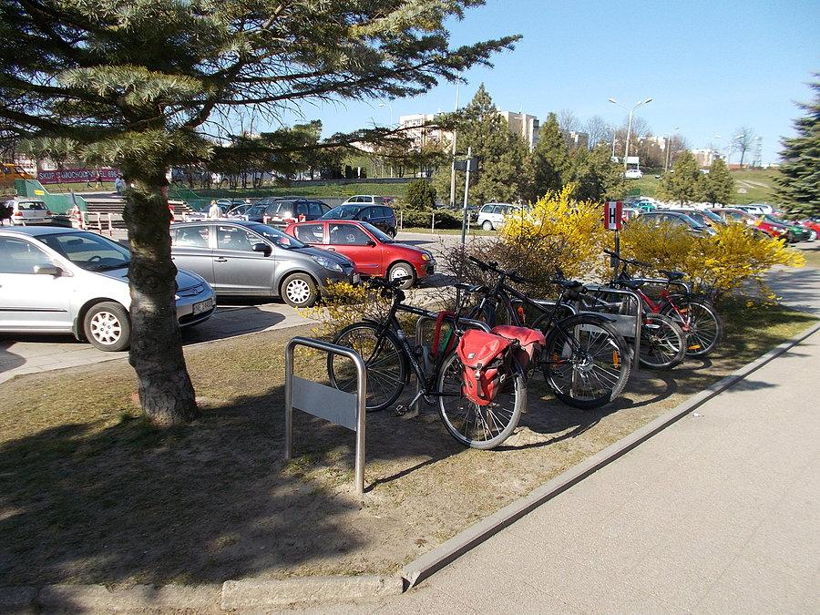Parking rowerowy przy szpitalu wojewódzkim. Bezpłatny i łatwo dostępny