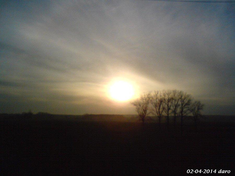 02-04-2014. Zachodzące słońce na horyzoncie, widziane z miejscowości Gręblin