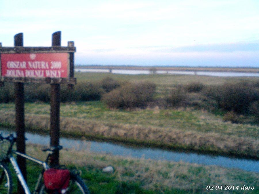 02-04-2014. Obszar Natura 2000 - Dolina Dolnej Wisły. Widok na kanał Śluzy Wałowej z 1896 roku i na koryto Wisły. Widok z walu przeciwpowodziowego rz. Wisły, w miejscowości Rybaki