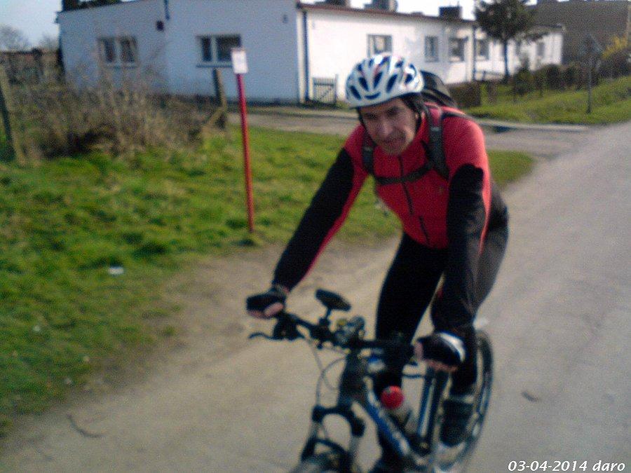 03-04-2014. Kolega rowerzysta Mirek na drodze do miejscowości Rybaki, podczas wspólnej wycieczki rowerowej
