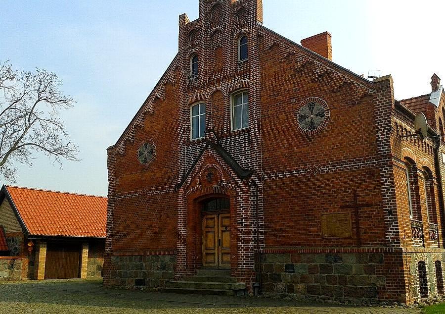 Plebania w Pełczycach z XIX w. w miejscu zamku Schloss Bernstein